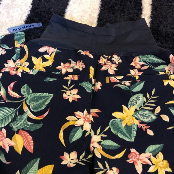 NWT Floral Pattern Maternity Pixie Pant - Picture 4 of 5